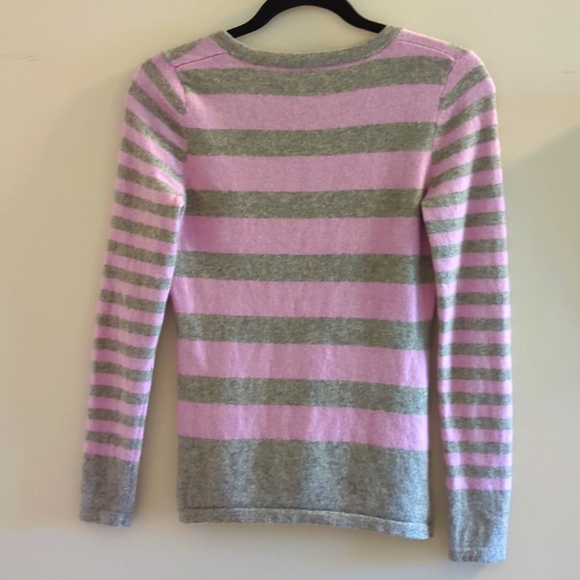 Lord & Taylor 100% Cashmere V-neck purple and gray sweater medium - Picture 2 of 6